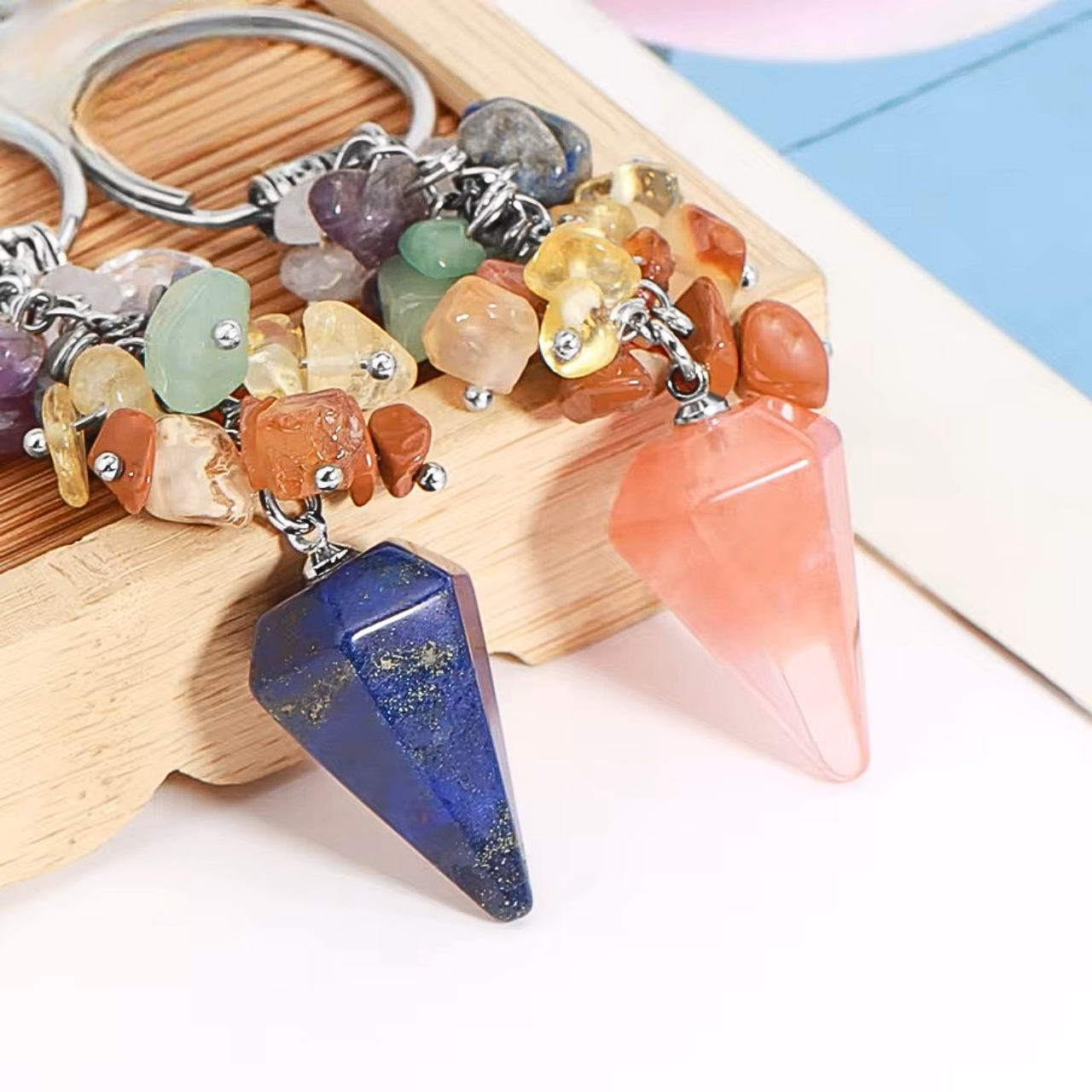 Porte-clé avec pierres naturelles aux couleurs des chakras et pendentif en pierre naturelle.