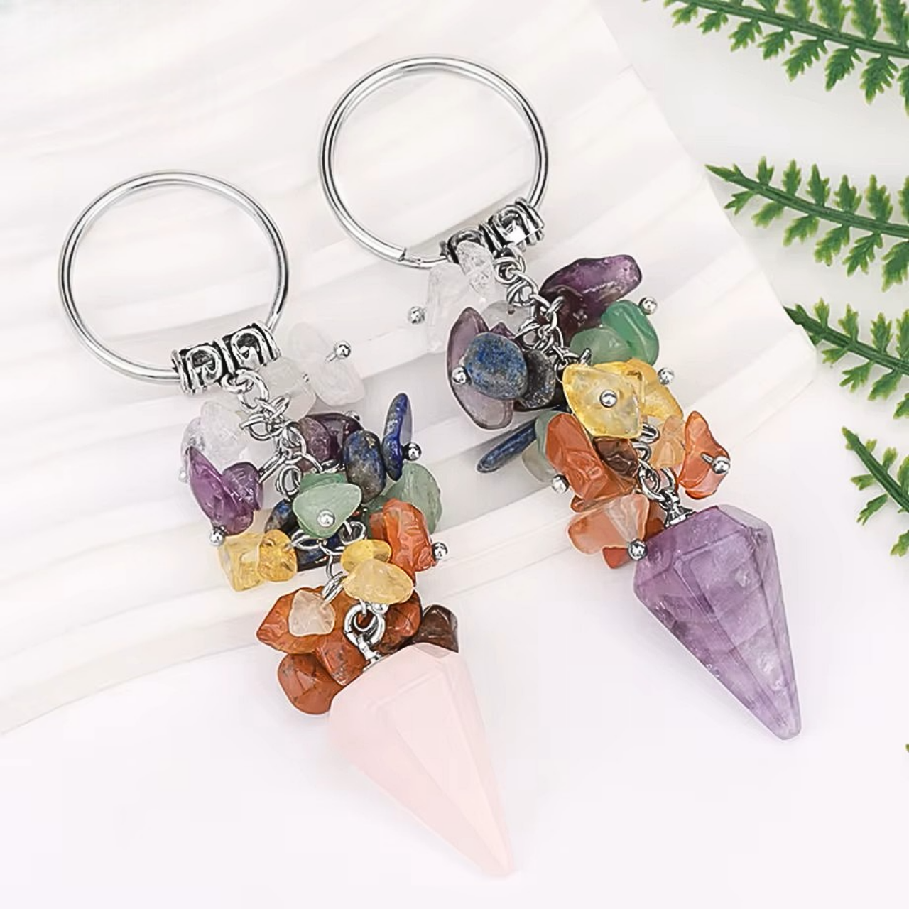 Porte-clĂ© AVENTUM spirituel dĂ©corĂ© de pierres de chakra et dâun cĂŽne en cristal taillĂ©.