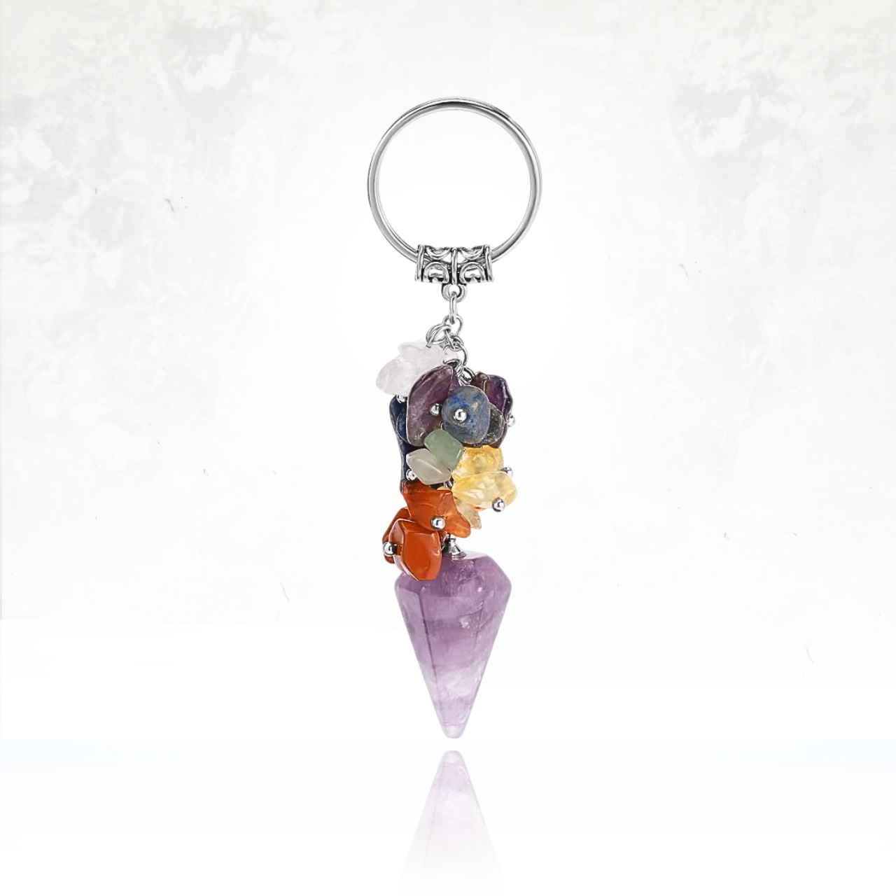 Charm AVENTUM fait de pierres semi-prĂ©cieuses colorĂ©es et dâun pendule en quartz violet.