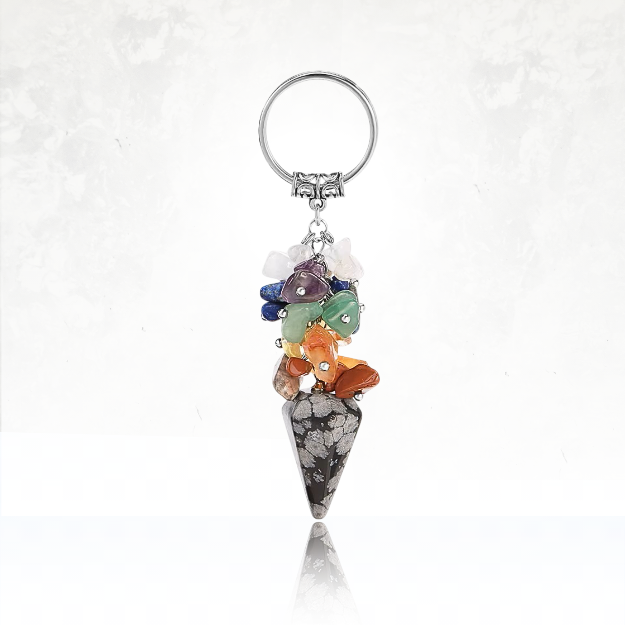 Porte-clĂ© Ă©nergĂ©tique AVENTUM ornĂ© de pierres naturelles associĂ©es aux chakras et dâune pointe taillĂ©e en quartz flocon de neige