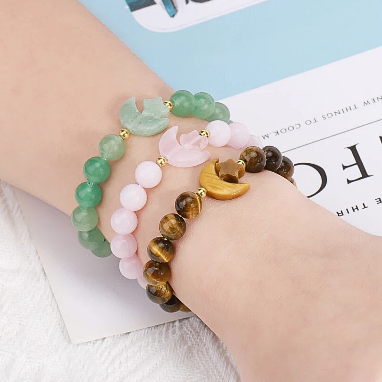Bracelets confectionnés avec des pierres naturelles aux teintes variées
