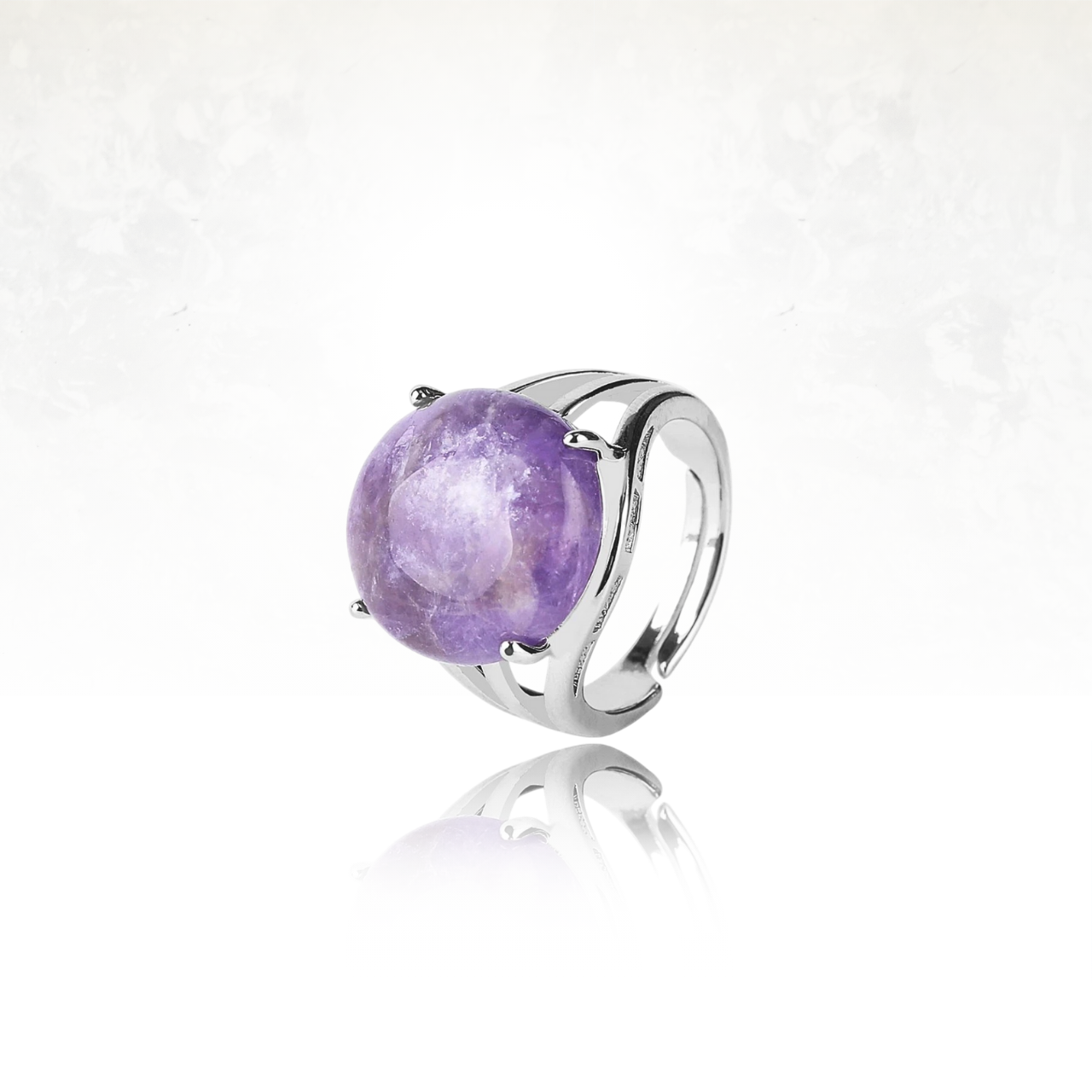 ĂlĂ©gante bague argentĂ©e ornĂ©e dâune amethyste ronde.