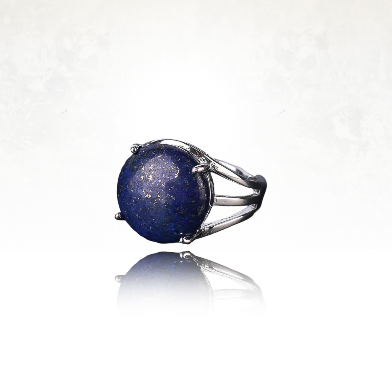 Anneau ouvert en métal argenté et lapis lazuli lisse.