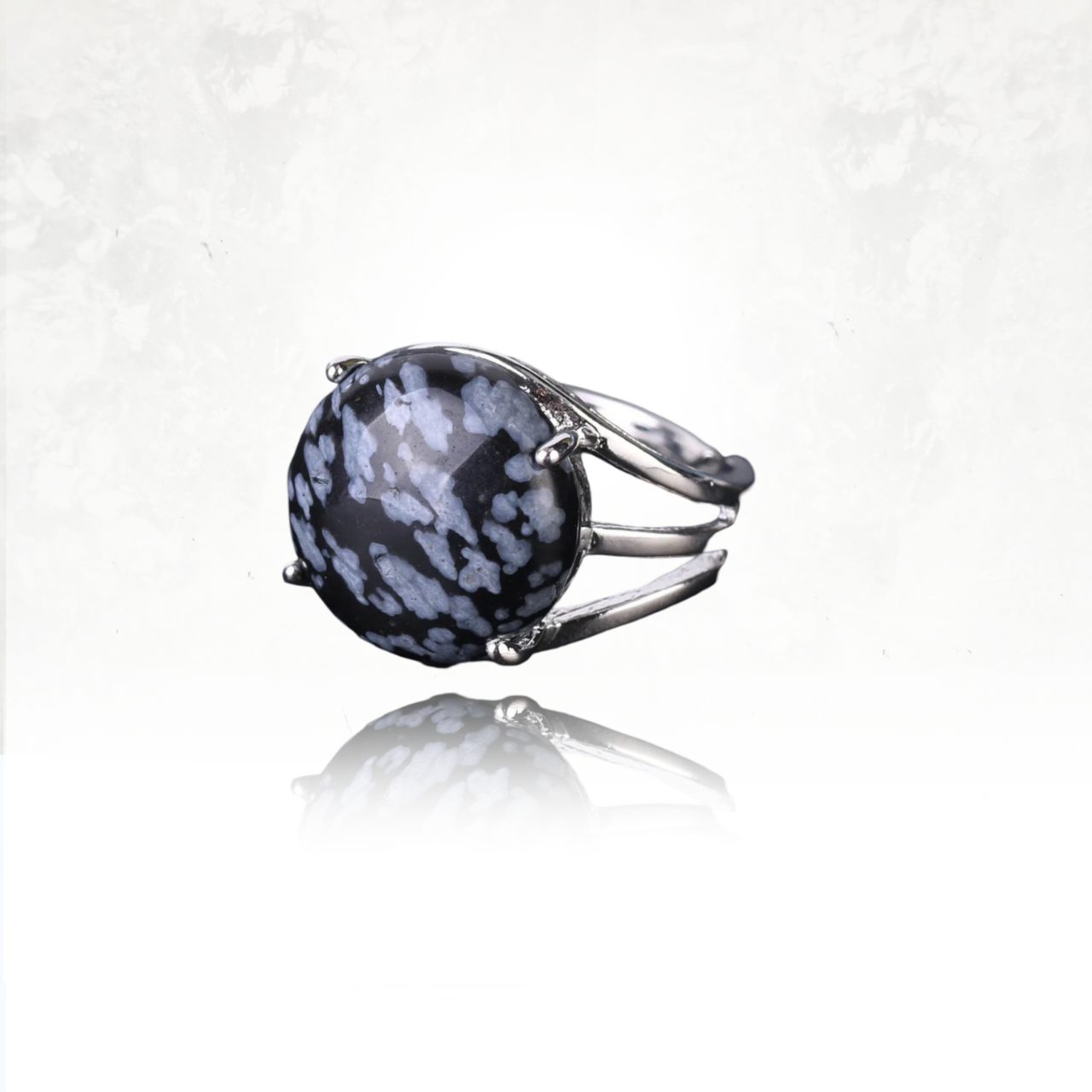 Bague spirituelle avec énergie apaisante du quartz flocon de neige.