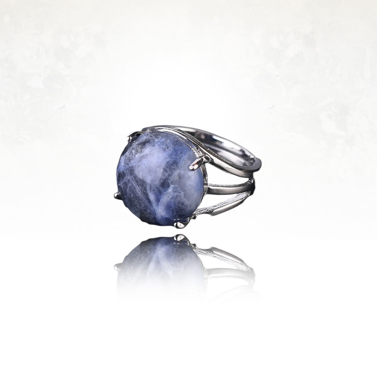 Bague fine et moderne avec pierre centrale bleue.