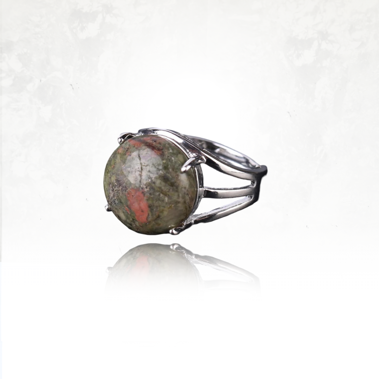 Pierre naturelle d'unakite montée sur bague argentée.