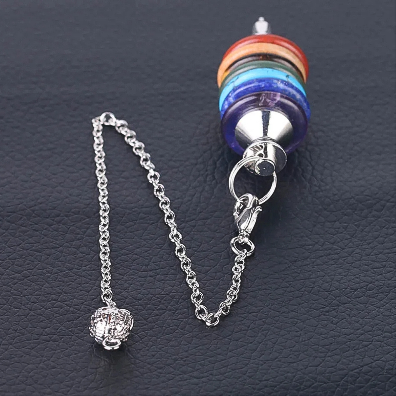 Pendule divinatoire Mankit en pierres naturelles multicolores, utilisé pour la méditation et l’harmonisation spirituelle.