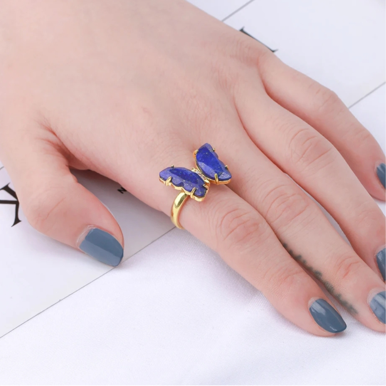 Bague MARIPOSA en lapis-lazuli en forme de papillon sertie sur argent.