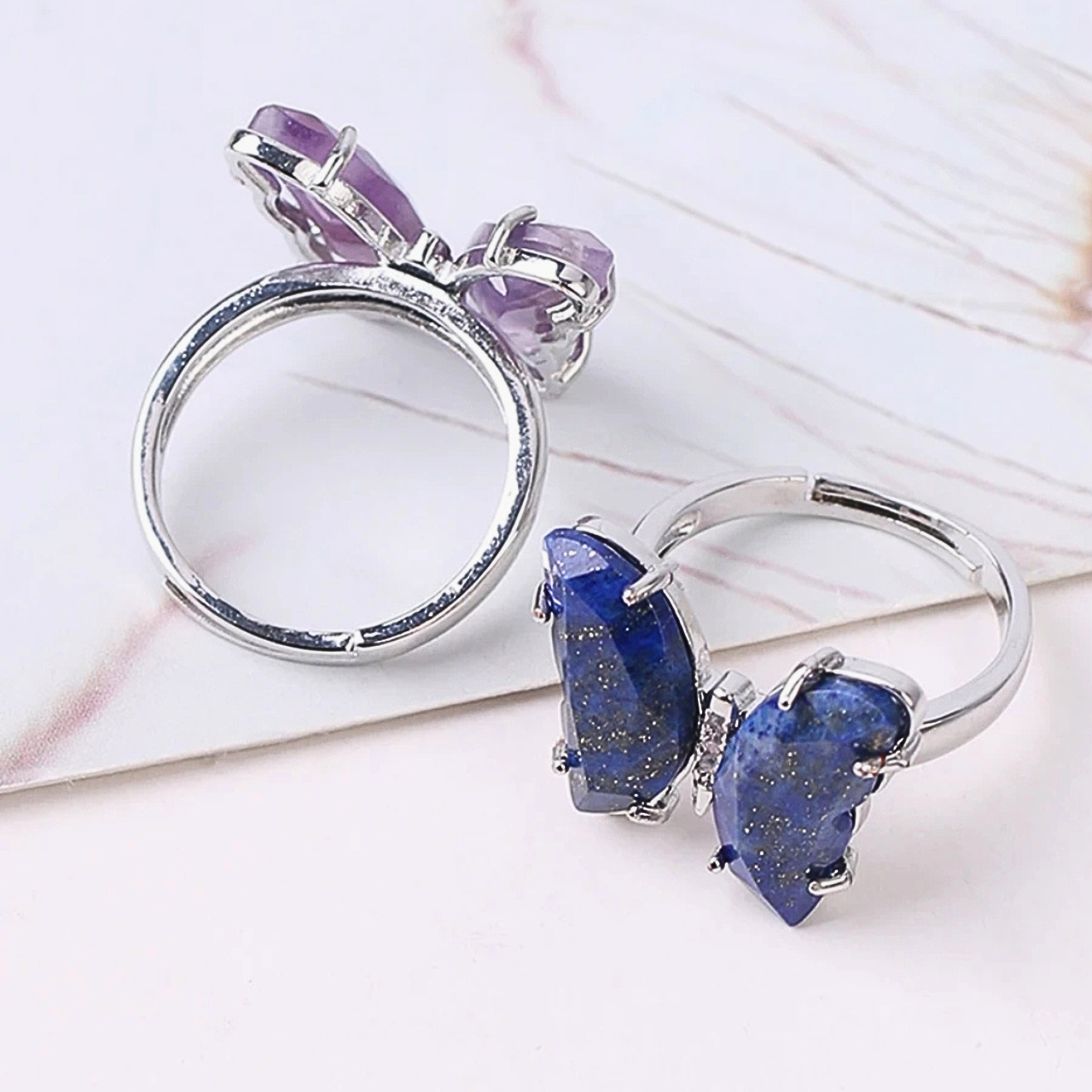 Bagues papillon en argent ornée de pierres naturelles bleu profond et améthyste, collection MARIPOSA.