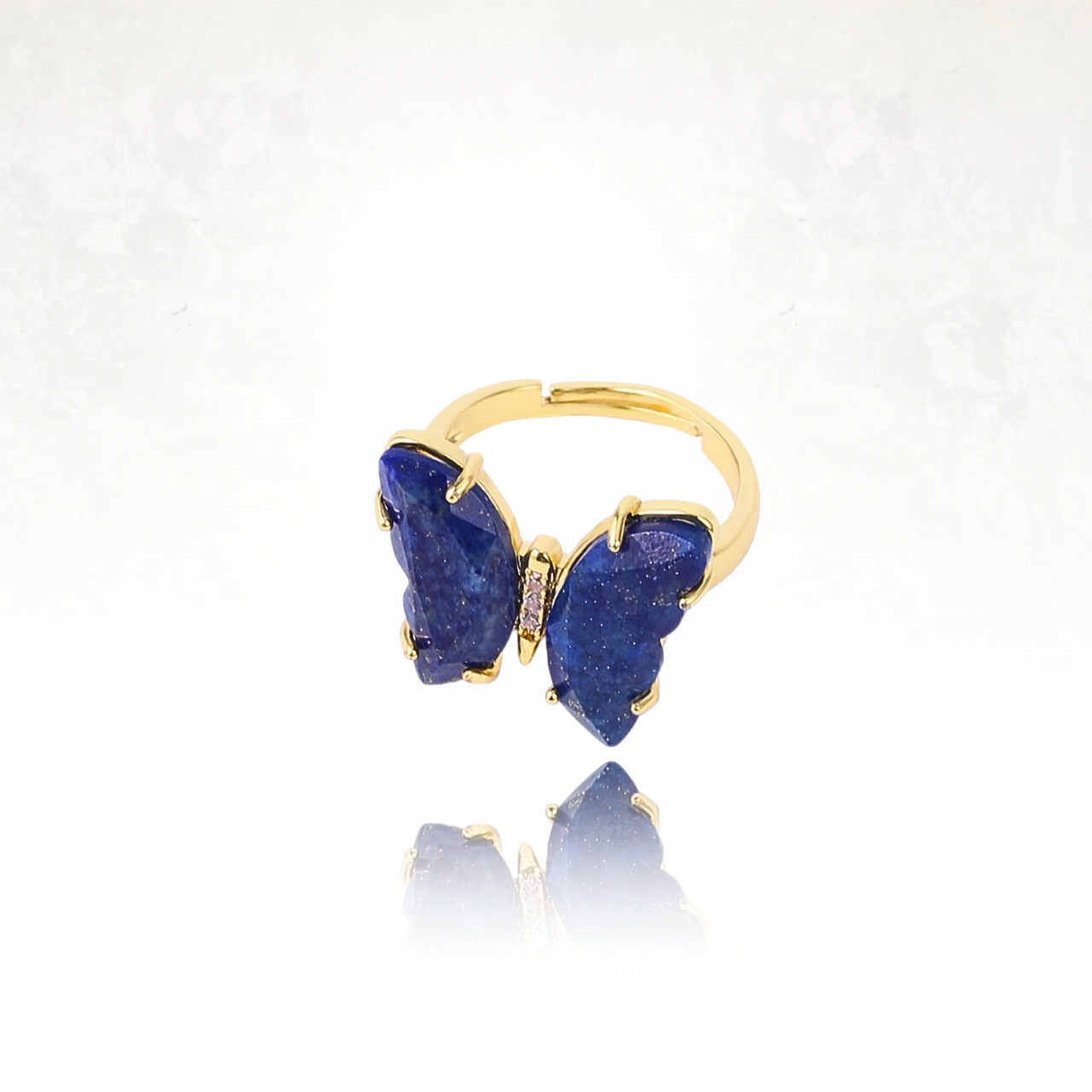 Un papillon envoûtant : bague MARIPOSA en pierre précieuse lapis-lazuli et doré.