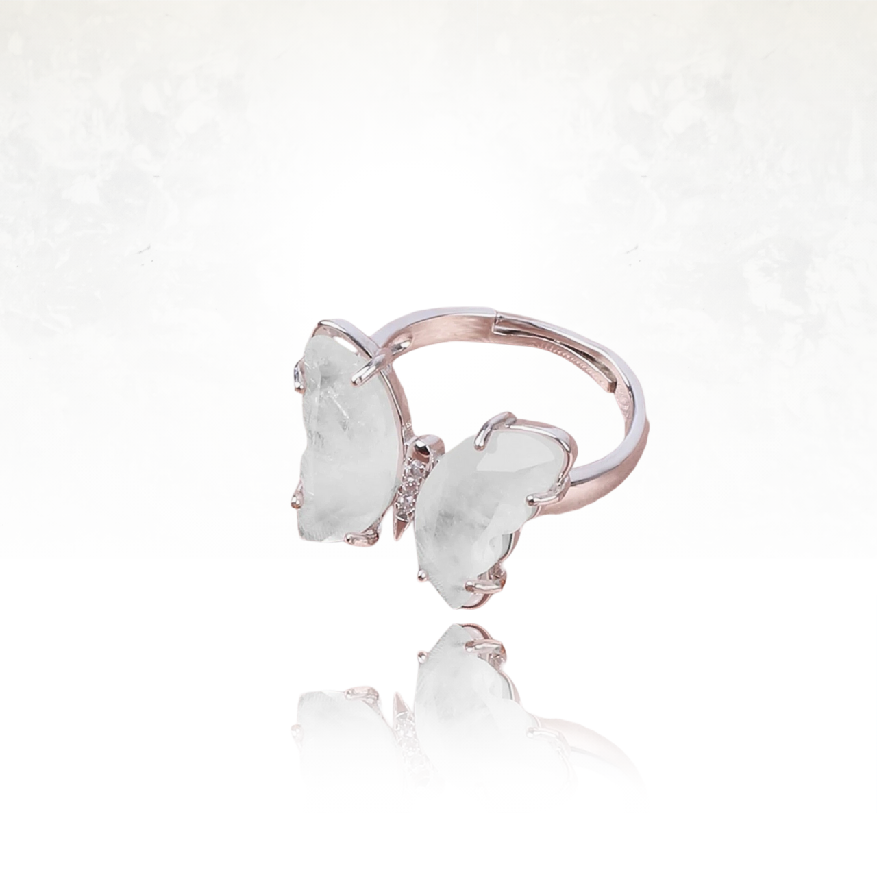 Élégance céleste : bague papillon en quartz clair et argent, collection PIEDRAS.
