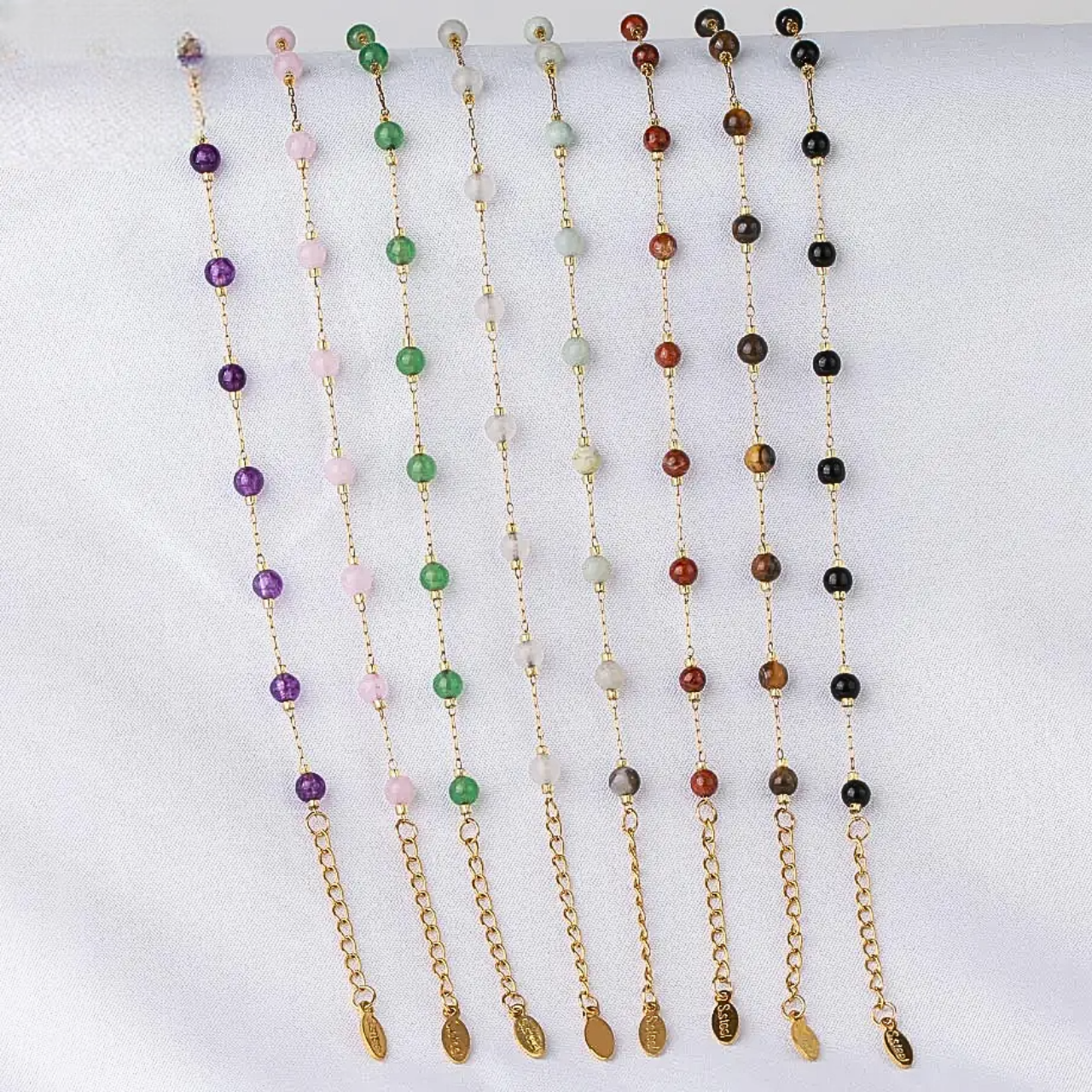 Bracelets délicats en lithothérapie, ornés de perles naturelles colorées.