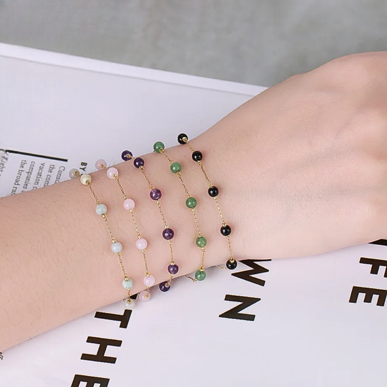 Bijoux élégants avec des pierres naturelles énergétiques et une chaîne fine.