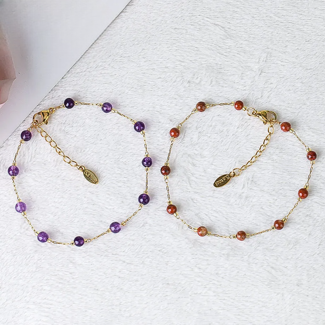 Accessoires raffinés en pierres fines, parfaits pour un look bohème chic.
