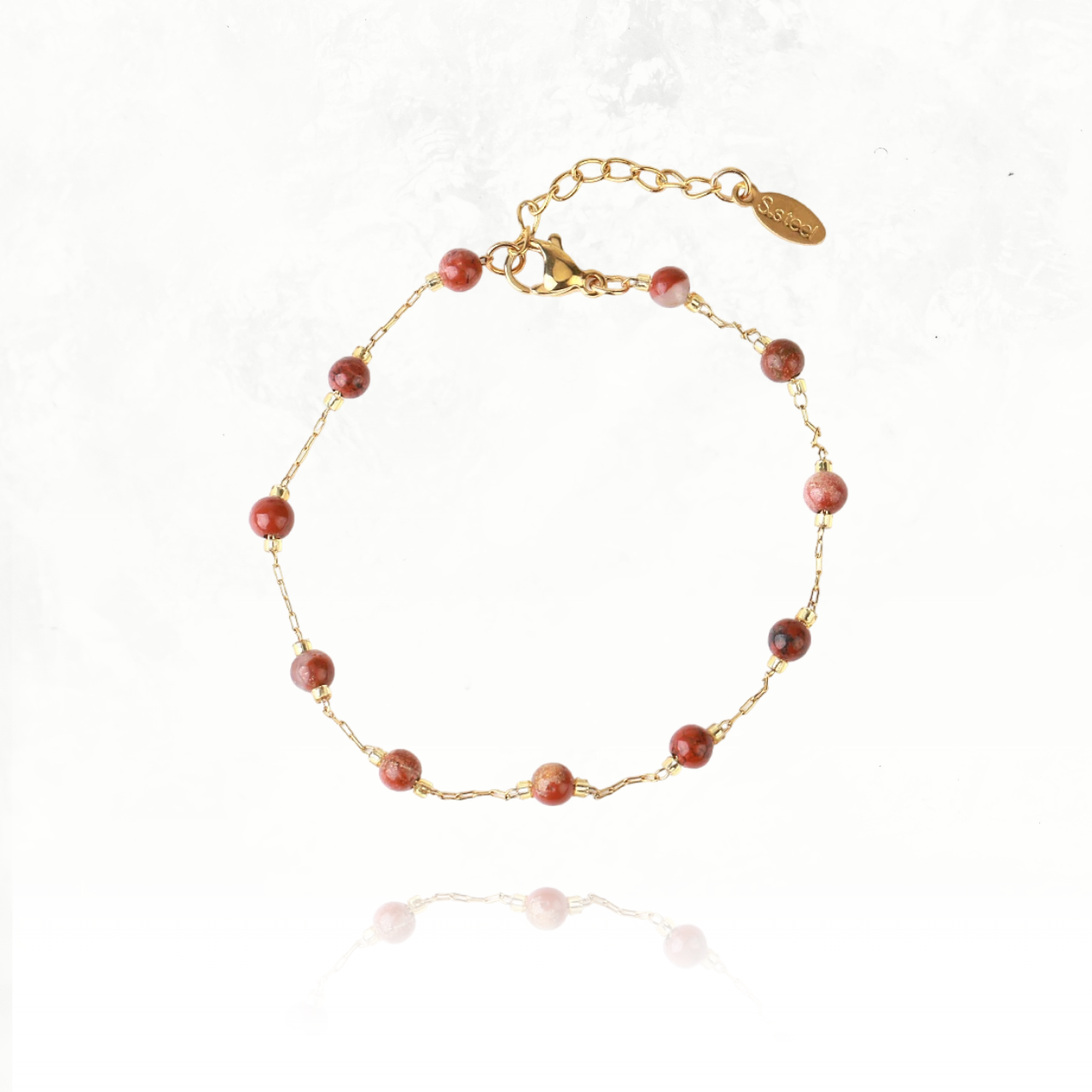 Collection de bracelets dorés ornés de pierres de lithothérapie de jaspe rouge