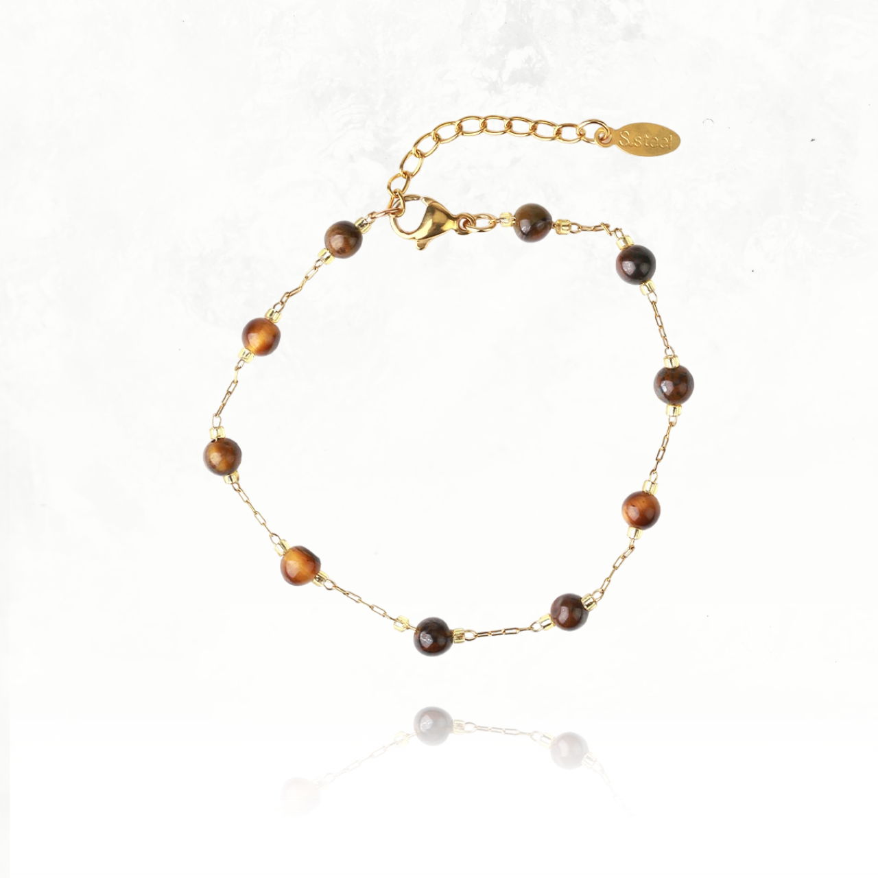 Bracelets fins en chaîne dorée et perles naturelles, élégance et simplicité.