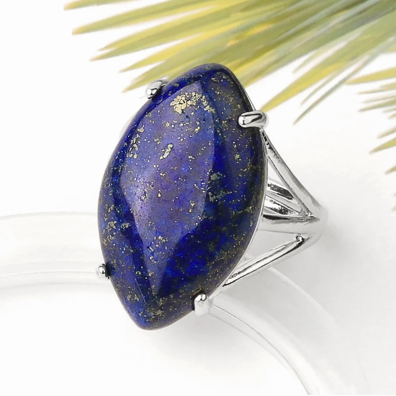 Bague CINTA : éclat chaleureux du lapis lazuli sur un anneau en argent finement travaillé.
