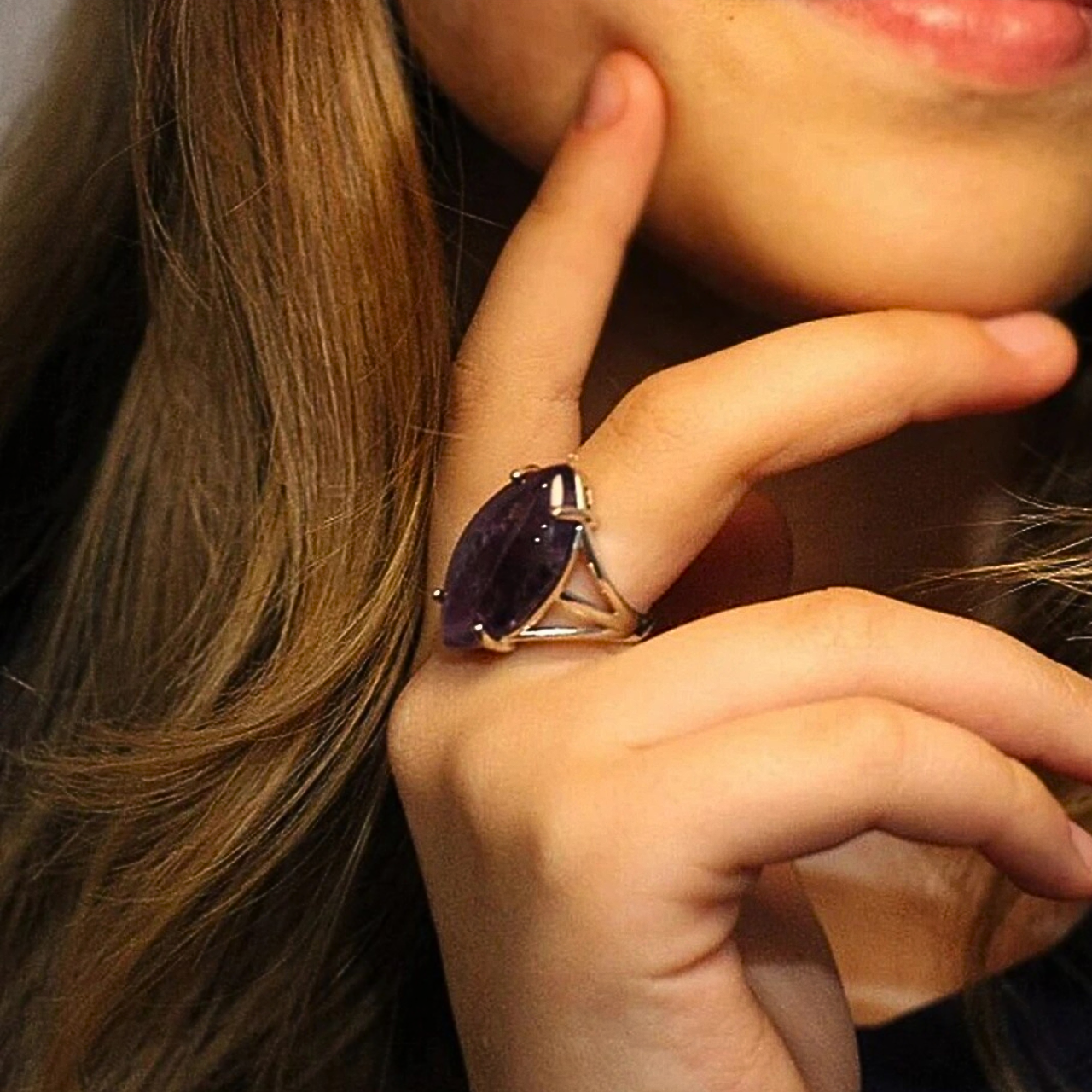 Élégance minérale avec la bague CINTA en argent et améthyste.