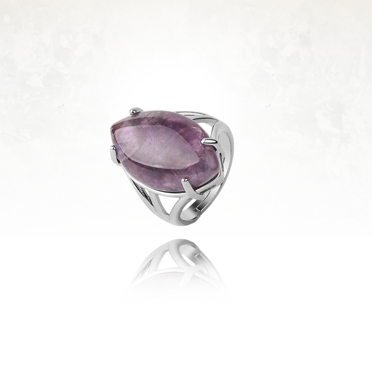 Élégante bague CINTA avec pierre naturelle violette taillée en forme marquise.