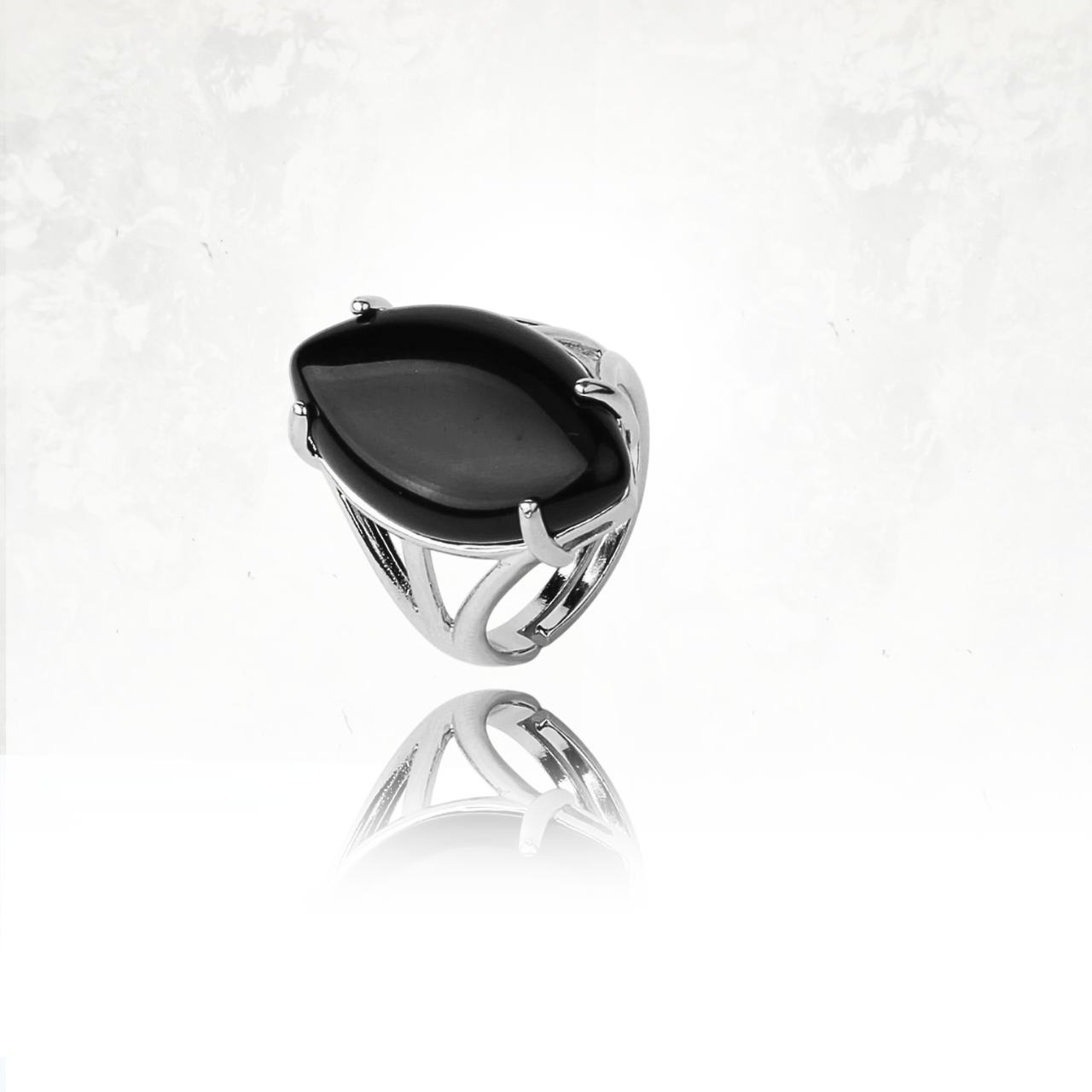 Bague artisanale en pierre naturelle d'onyx montée sur une monture argentée.