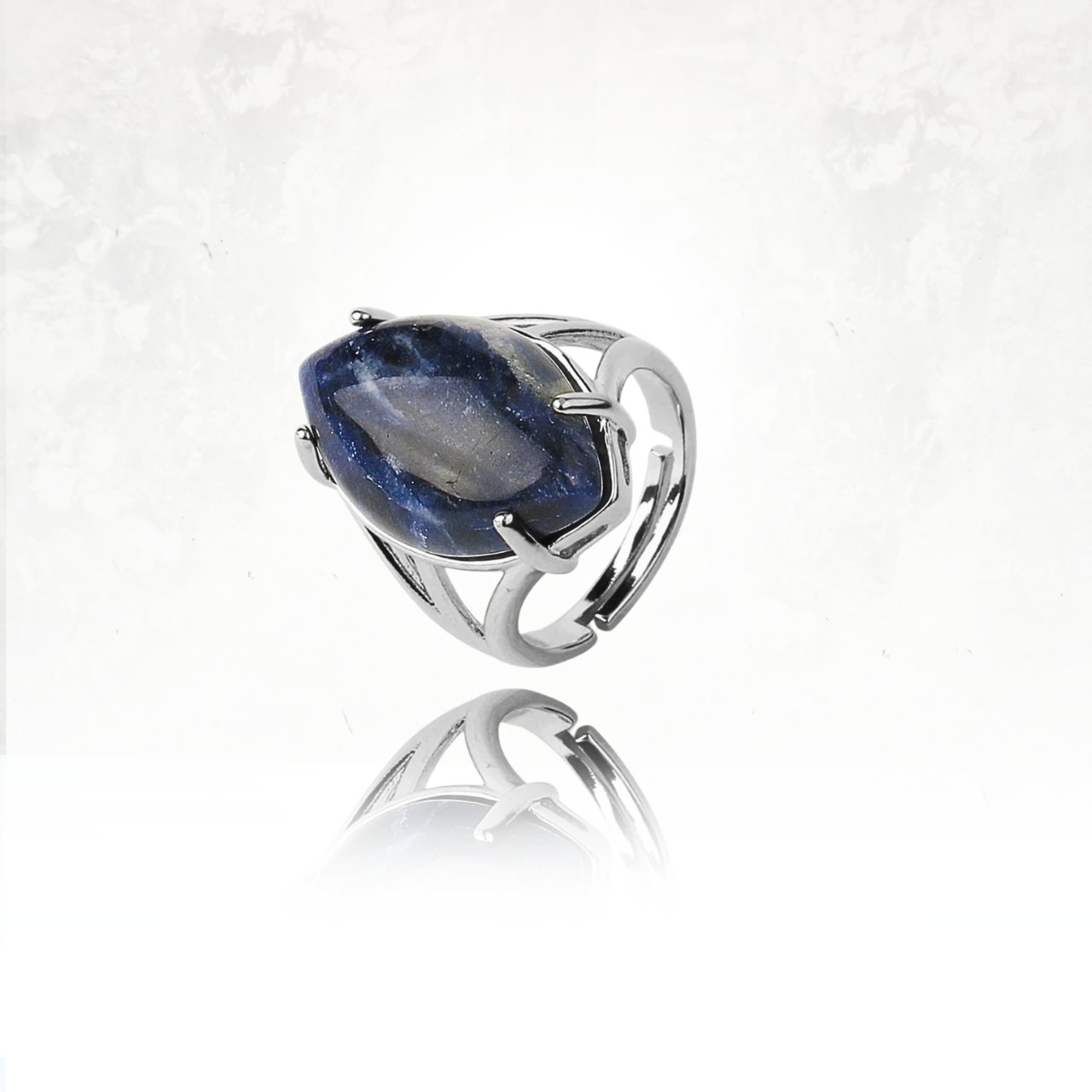 Bague en pierre de sodalite, un bijou unique signé PIEDRAS
.