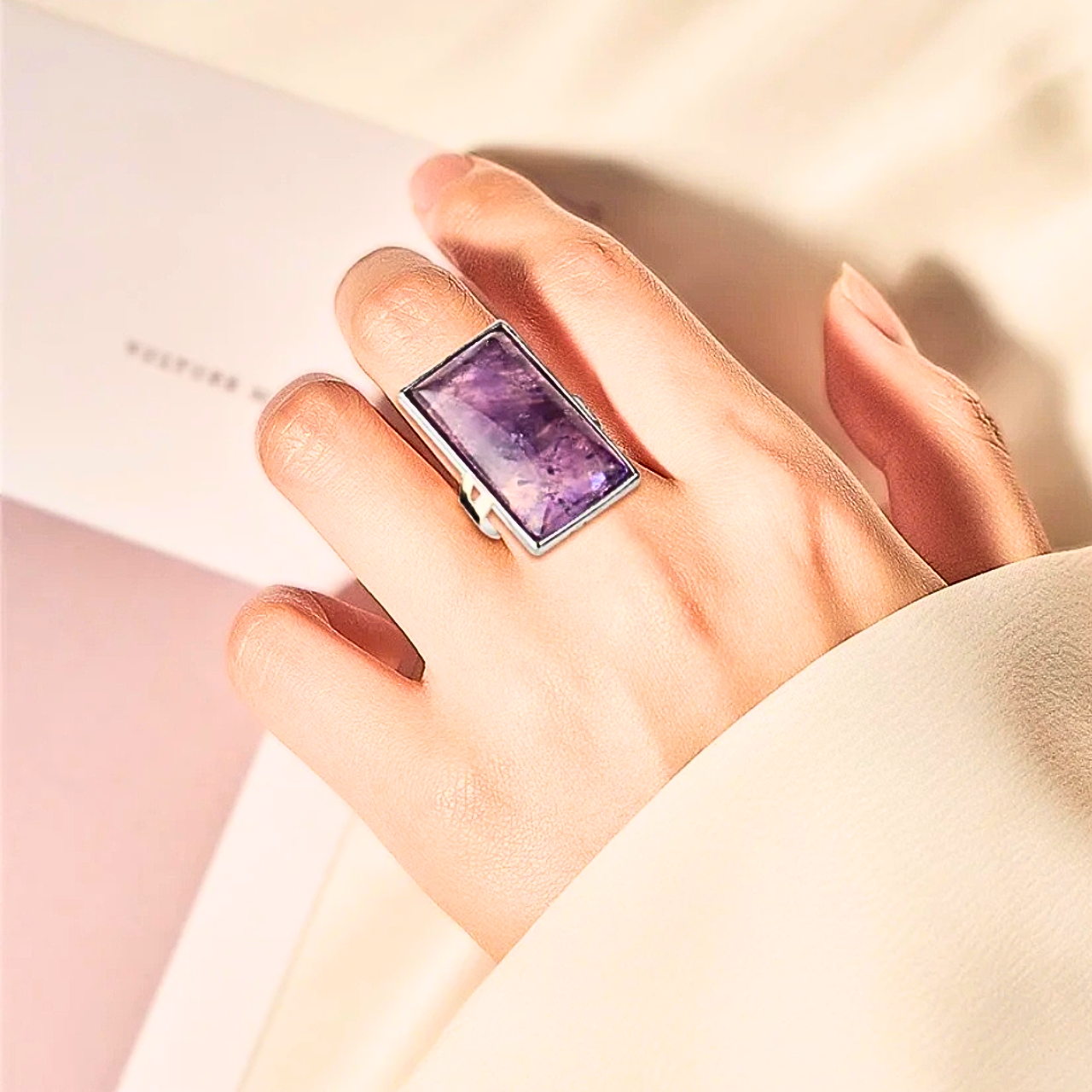 Bague RECTA en amethyste violette, forme rectangulaire moderne.