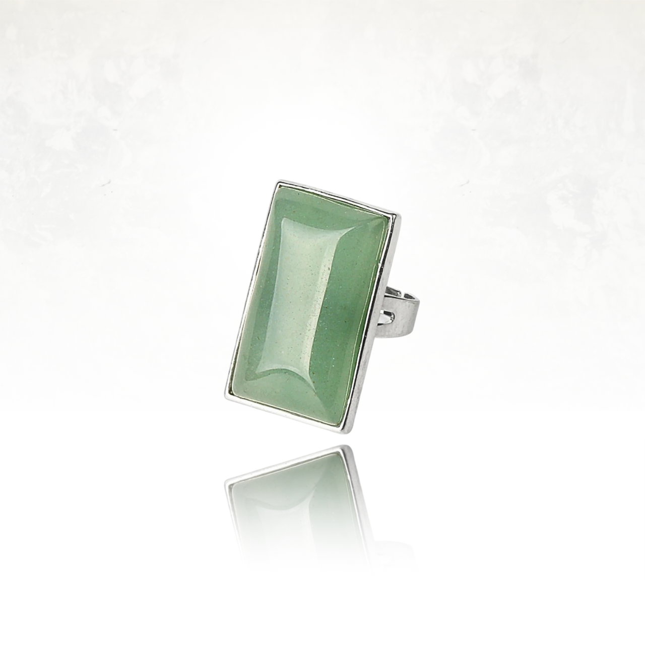 Bague RECTA avec pierre naturelle d'aventurine rectangulaire montée sur anneau argenté.