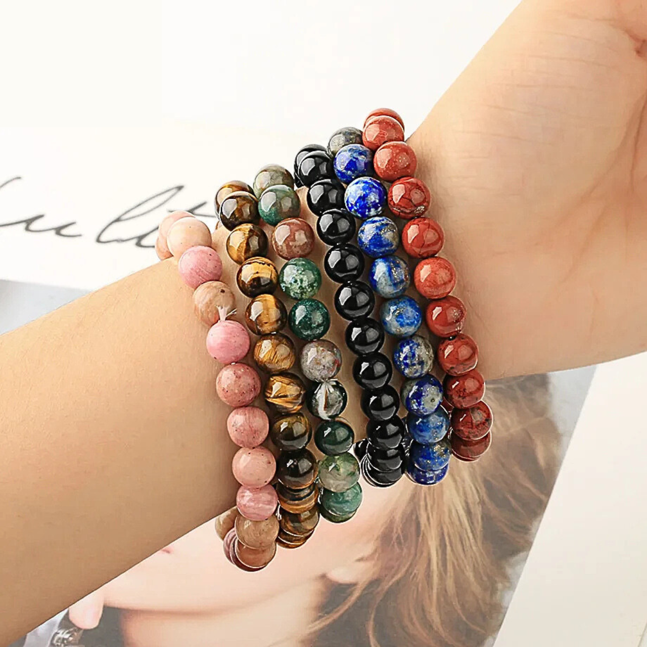 Bracelet élastique SALIMA portés au poignet gauche