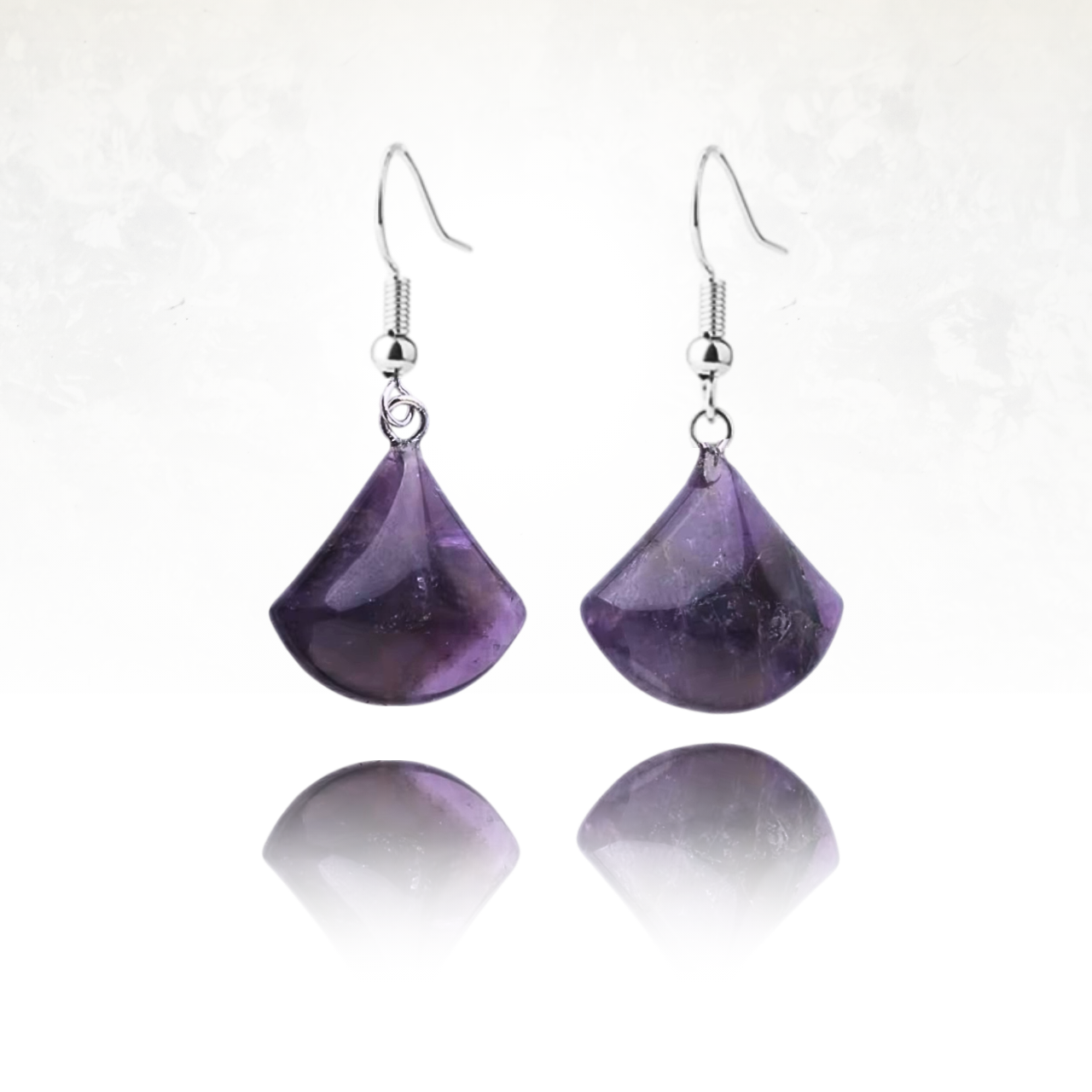 Paire de boucles dâoreilles SALMIN en Ćil de tigre et amĂ©thyste avec monture en mĂ©tal argentĂ©.