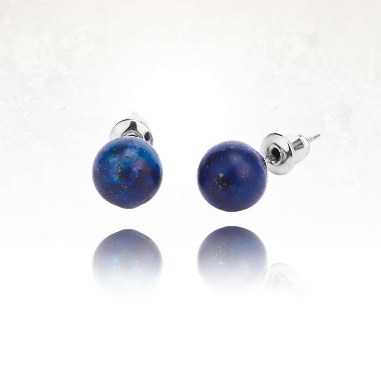 Boucles d'oreilles rondes en pierre de couleur bleue avec reflets subtils.
