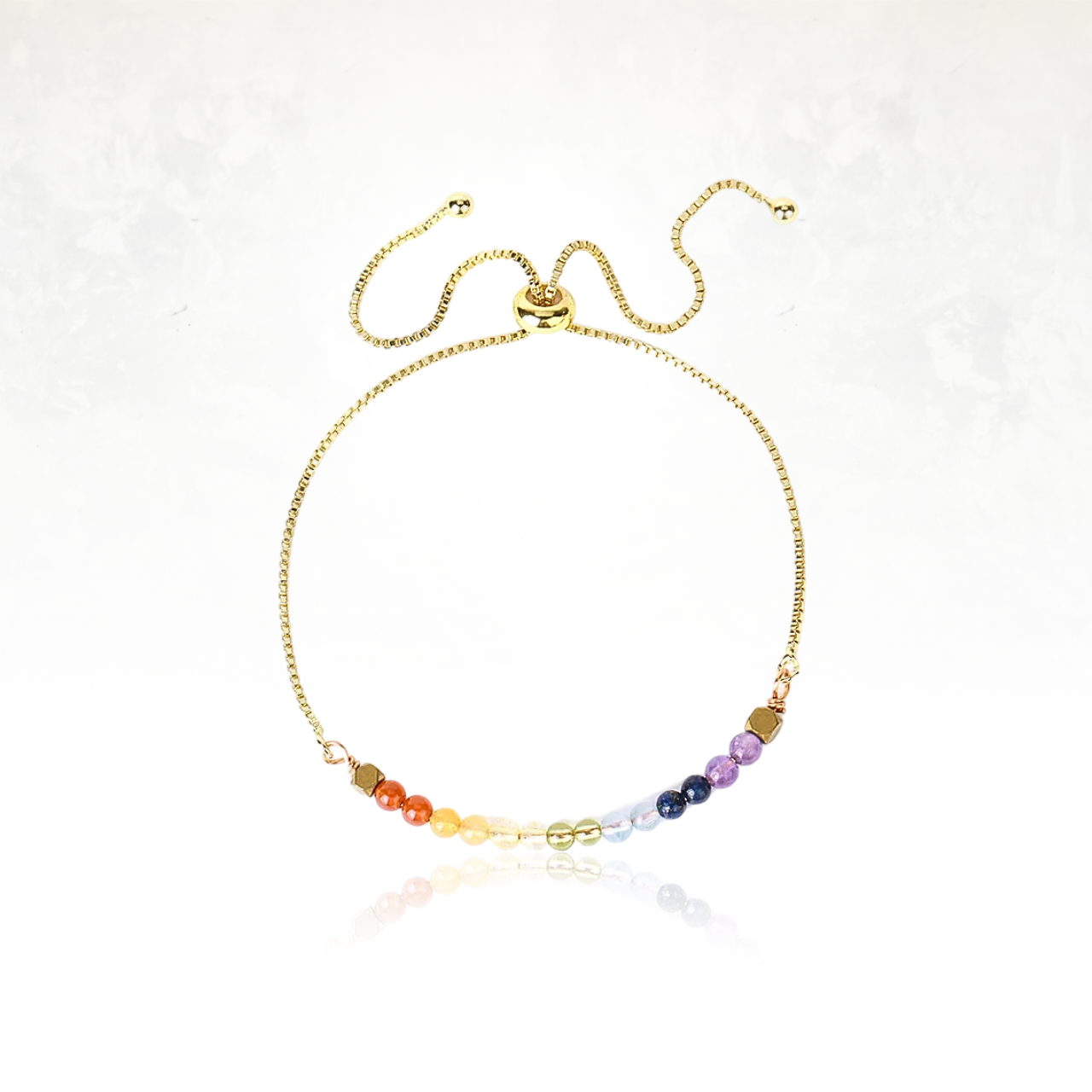 Bijou féminin en or avec perles naturelles et fermoir ajustable.