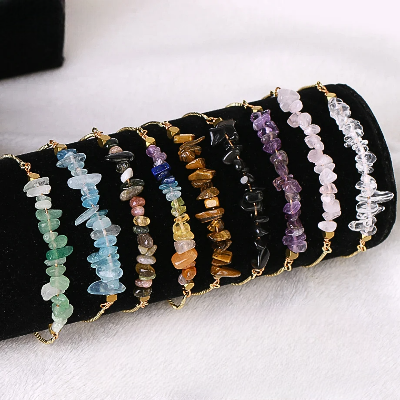 bracelets en pierres naturelles aux formes abstraites