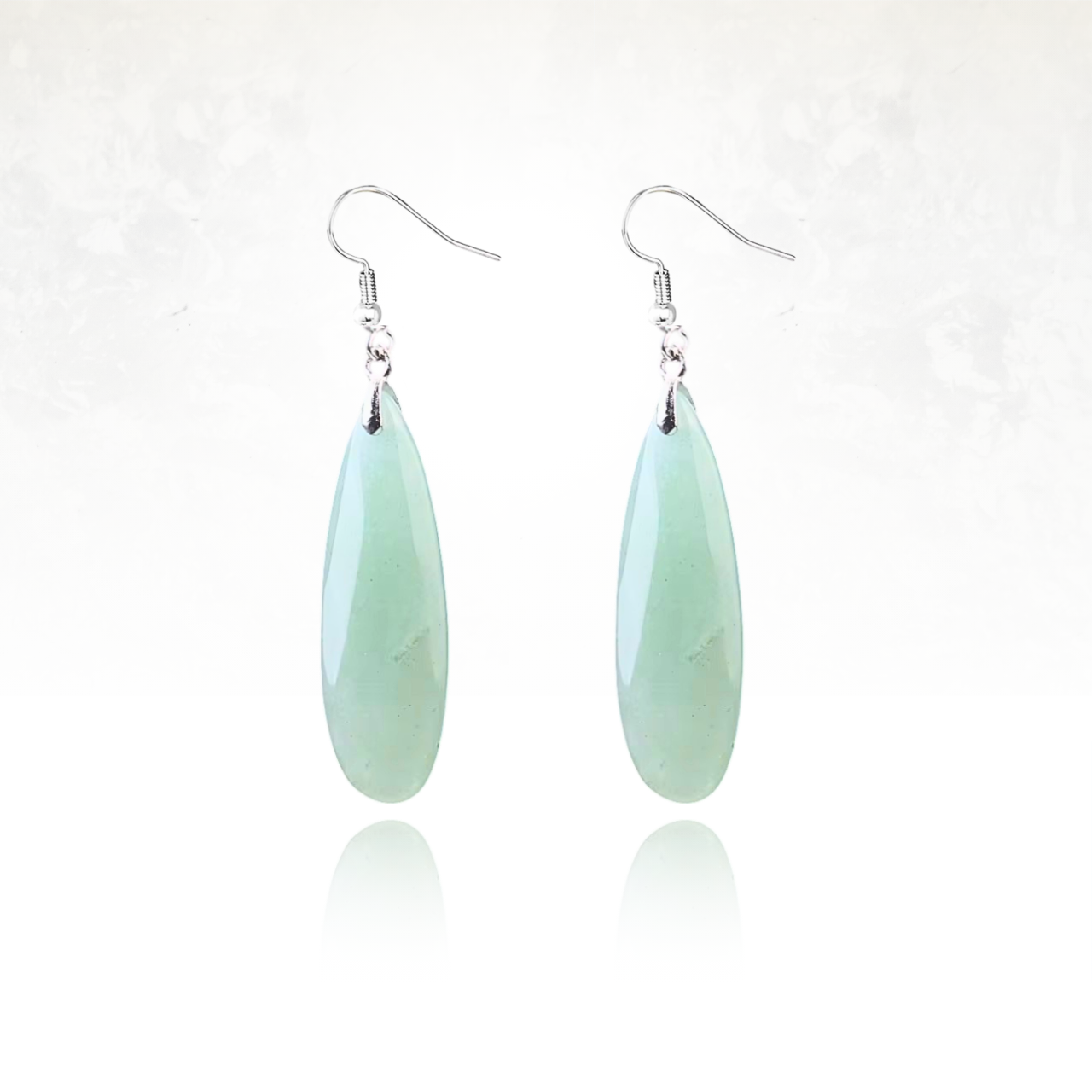 ĂlĂ©gantes boucles d'oreilles longues en pierre naturelle verte.