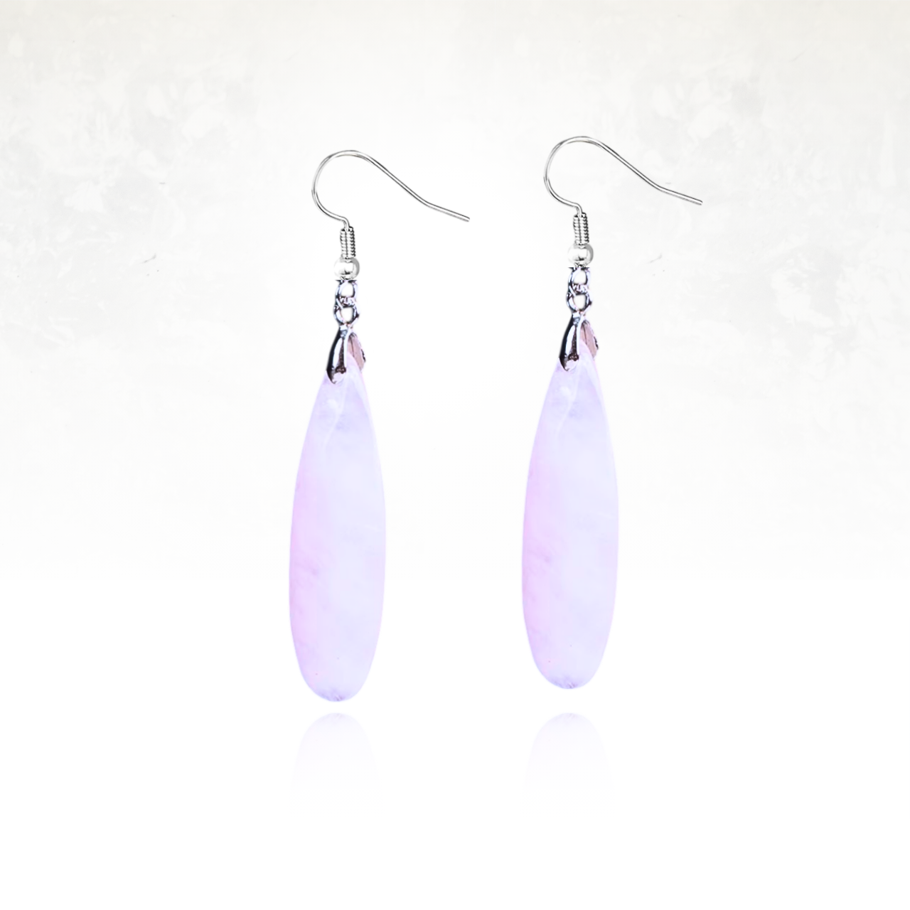 Boucles d'oreilles pendantes en quartz clair facettée avec crochet en métal argenté.