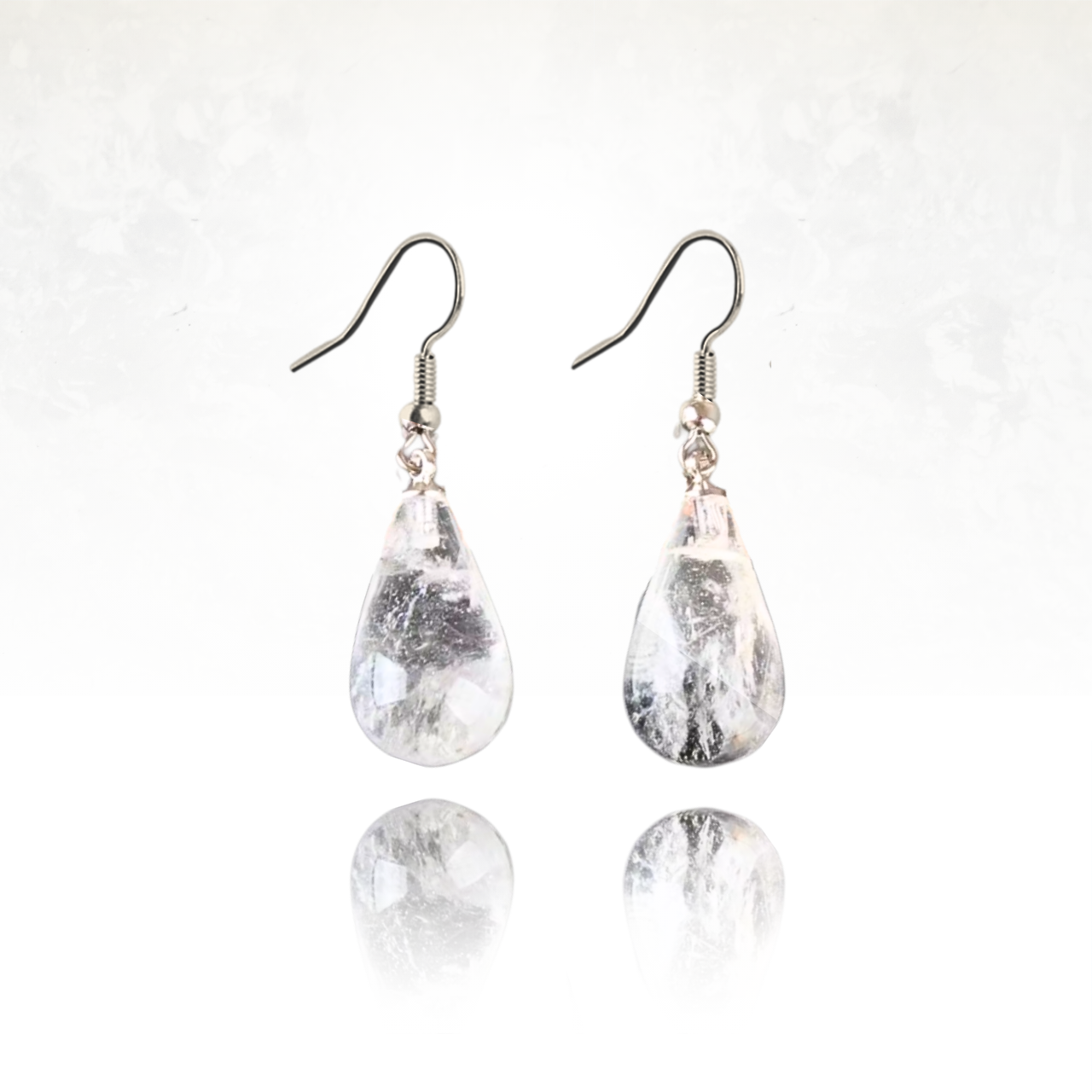 Boucles d'oreilles pendantes en quartz clair, montées sur crochet argenté.