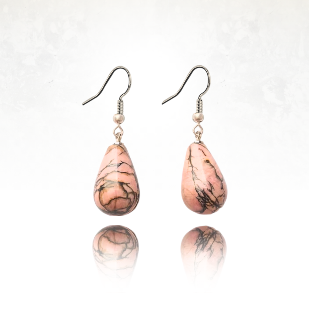Boucles d'oreilles goutte d'eau en rhodonite de couleur rose avec rayures noires pour une élégance intemporelle.