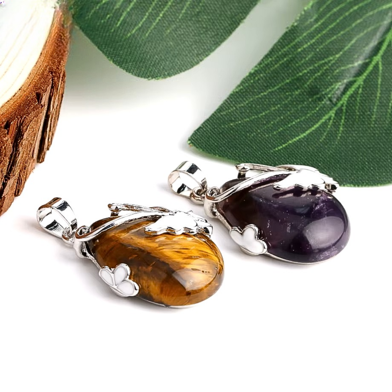 Collier en pierre naturelle avec un pendentif papillon, symbole de transformation.