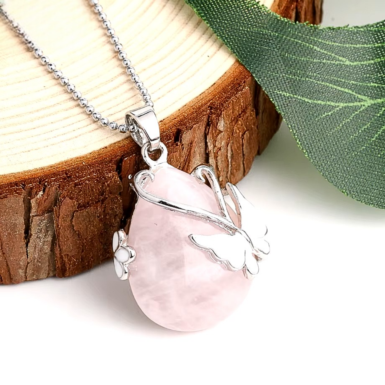 Pendentif ZANI en pierre naturelle avec un papillon argenté finement détaillé.