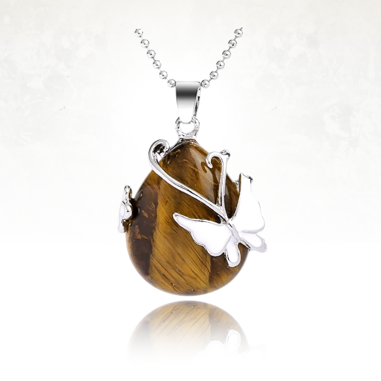 Collier bohème avec une pierre naturelle et un charmant papillon blanc argenté.