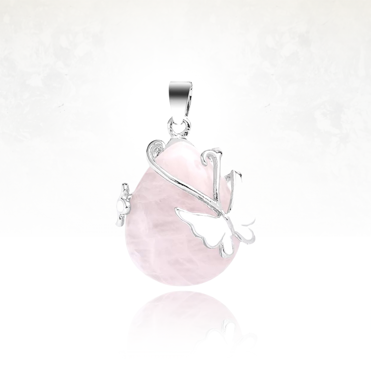 Collier en pierre naturelle ZANI avec un papillon scintillant, symbole de renouveau.