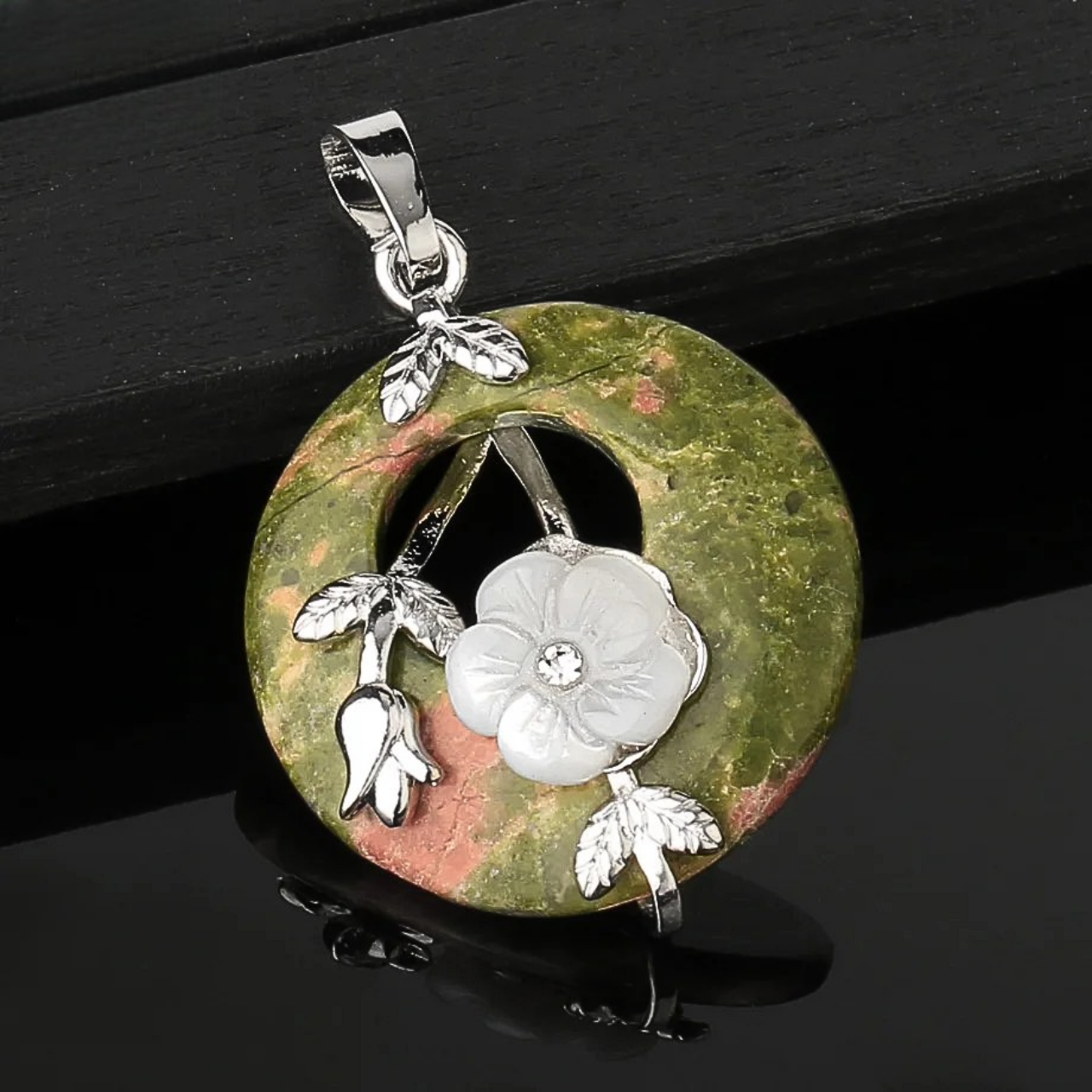 Bijou raffiné ZINYU avec pendentif circulaire en junakite et fleur blanche delicate