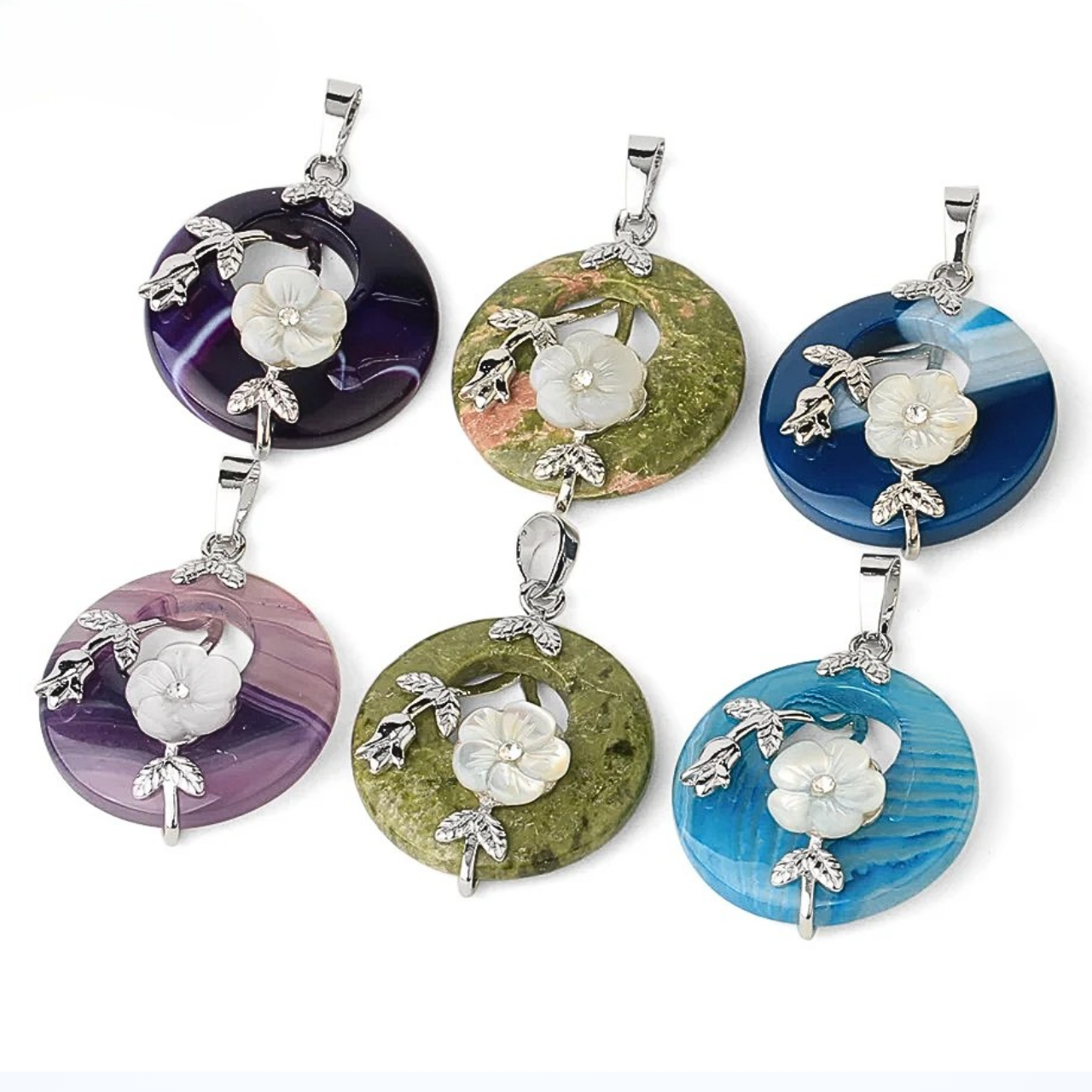 Collier en pierre naturelle avec une délicate fleur blanche et ornements argentés.