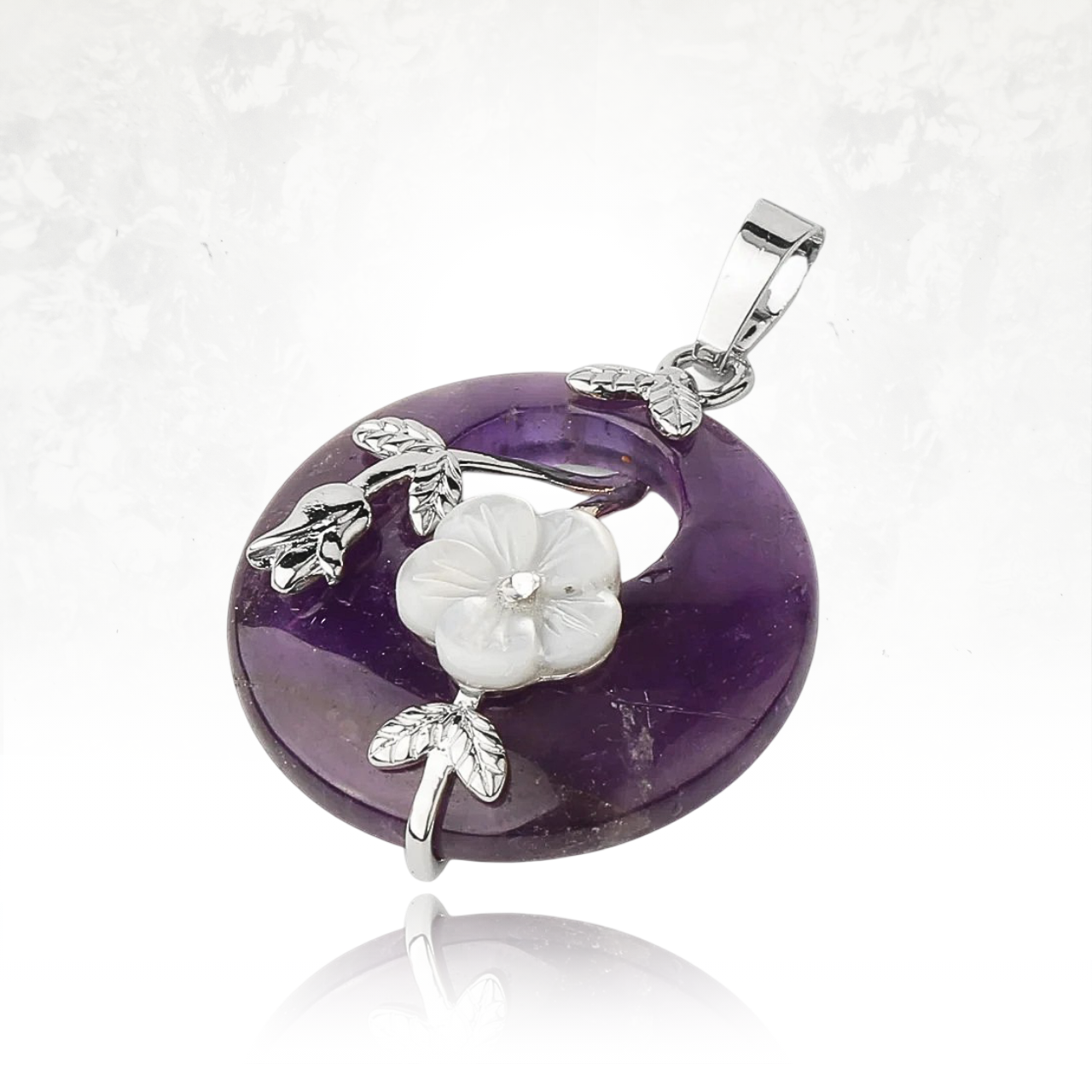 Pendentif ZINYU en pierre violette avec une fleur sculptée, symbole d’harmonie.