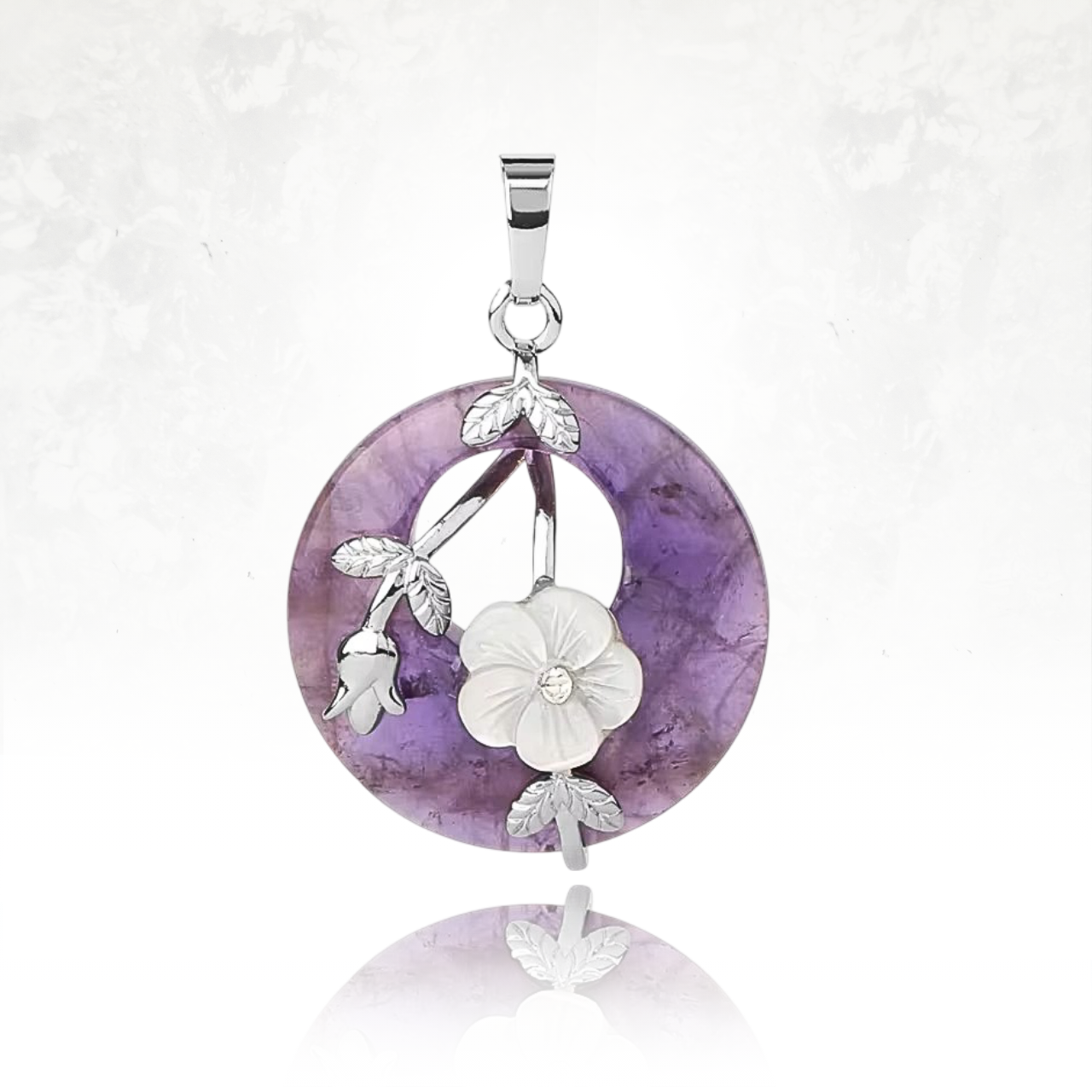 Élégant collier en pierre naturelle violette orné d’une fleur blanche et de détails argentés.