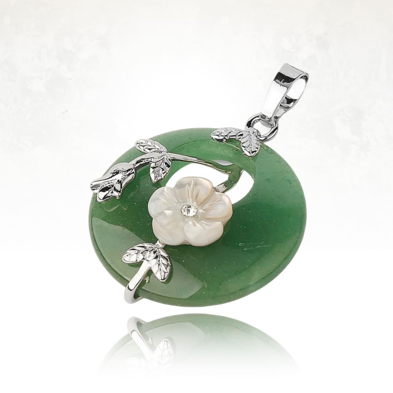 Collier zen avec pierre naturelle et fleur blanche, inspiré de l’élégance japonaise.