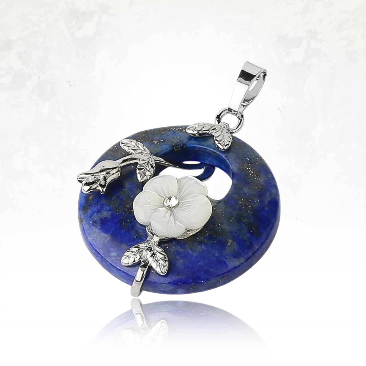 Collier en pierre naturelle avec une touche florale raffinée et une finition argentée.