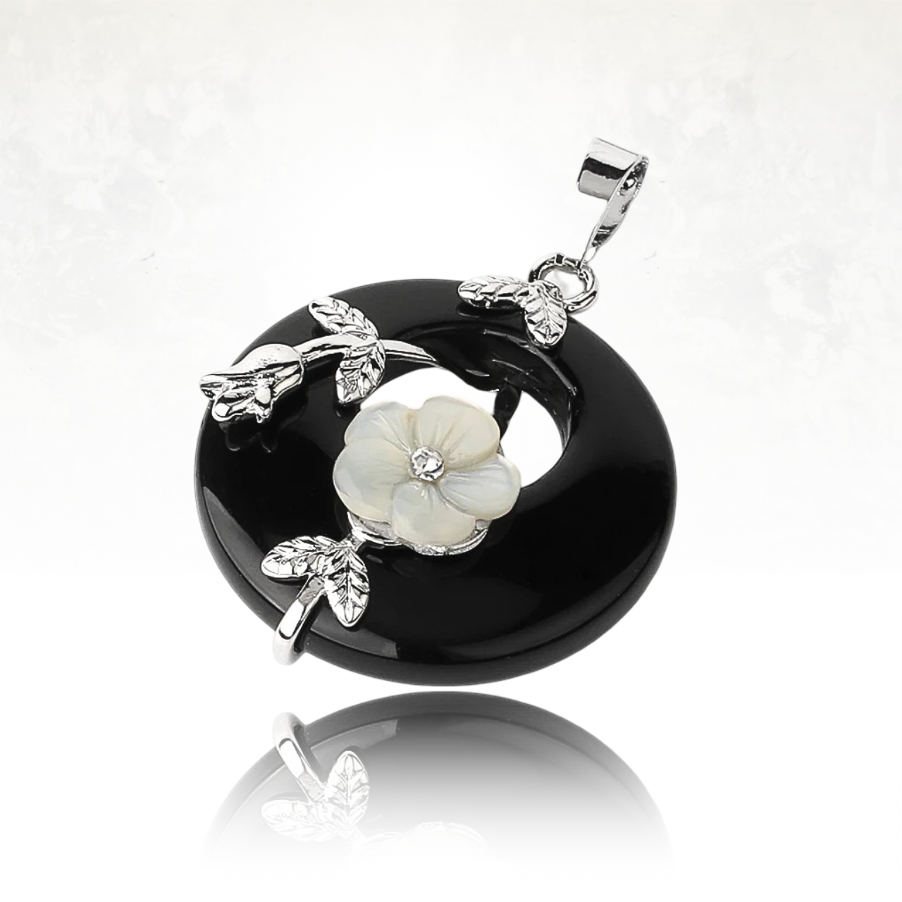 Collier ZINYU en obsidienne poli avec une fleur en nacre et des détails argentés subtils.