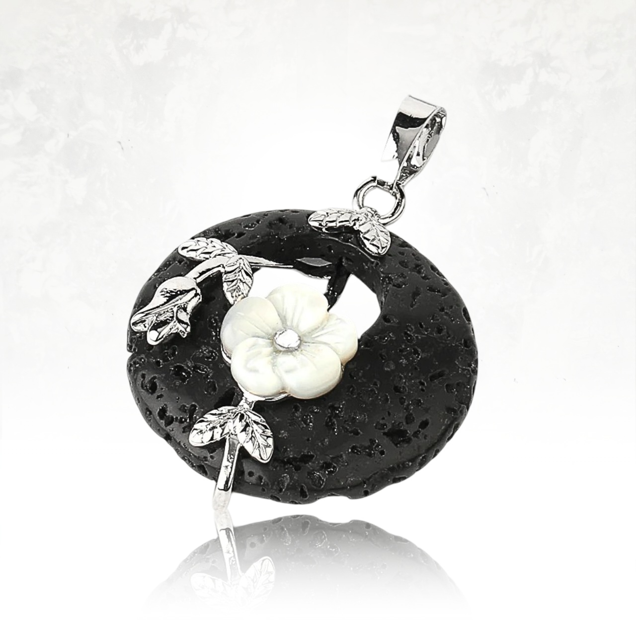 Collier en pierre de lave naturelle avec une fleur sculptée, représentant la beauté et la sérénité.