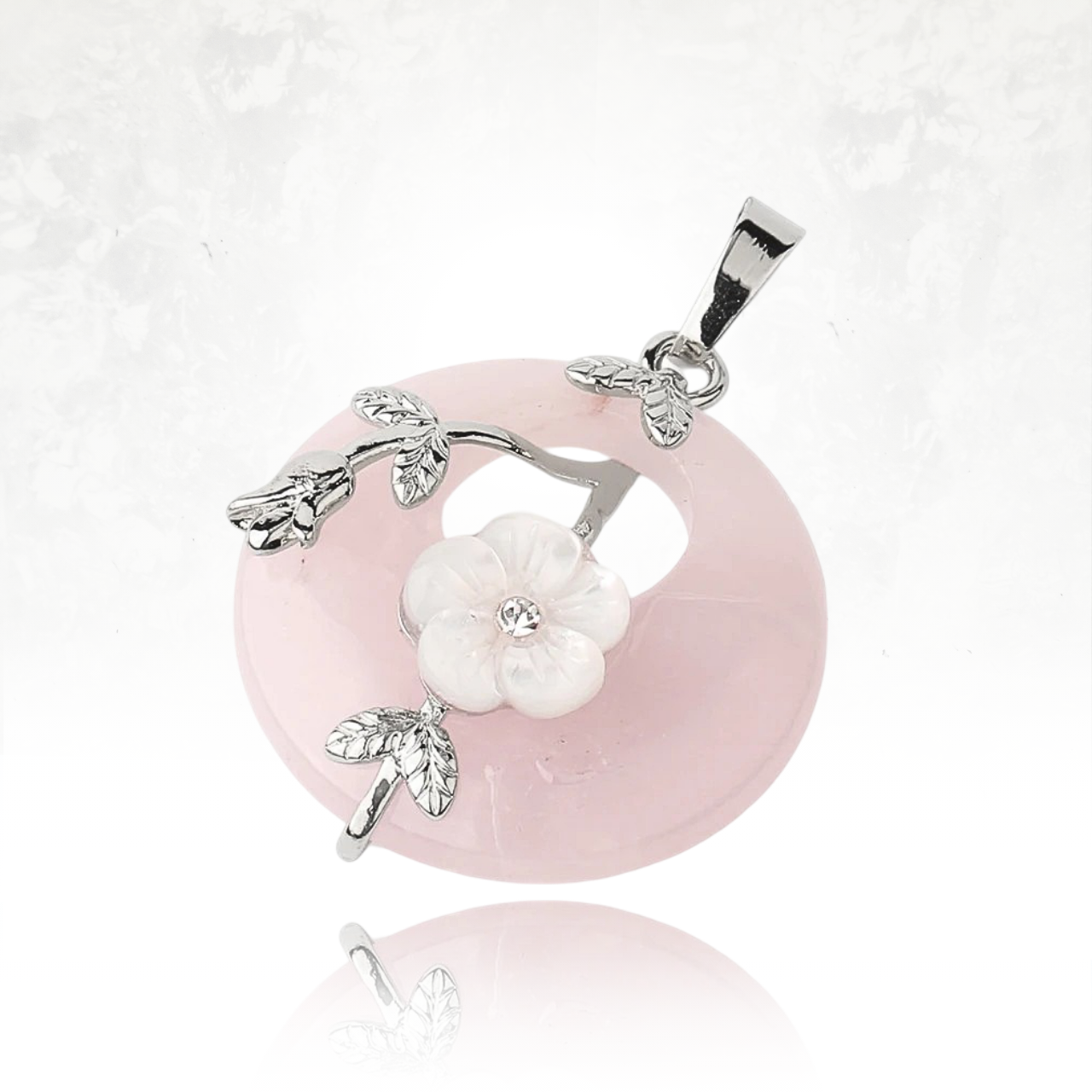 Collier élégant avec pendentif en pierre rose et motif floral raffiné.