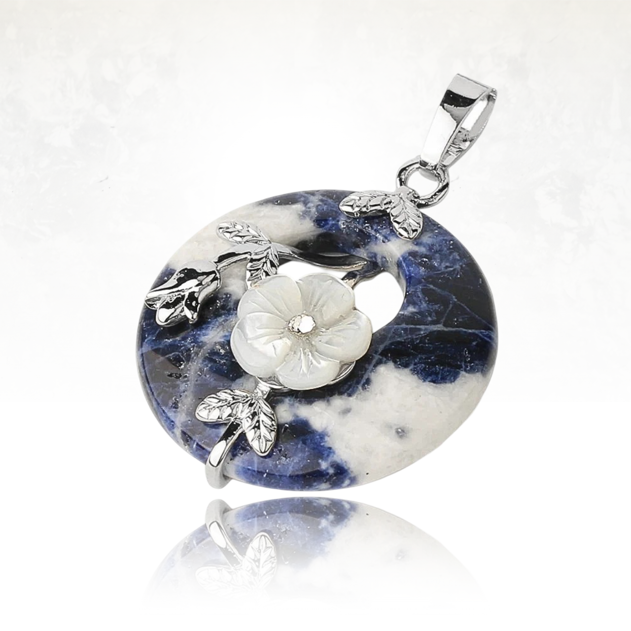 Collier ZINYU en sodalite avec fleur blanche, un bijou symbolisant l’équilibre et l’harmonie.